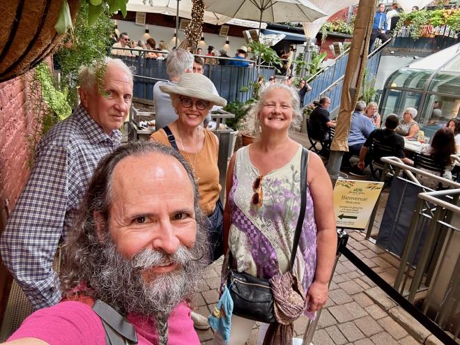 Waiting in the Jardin Nelson queue